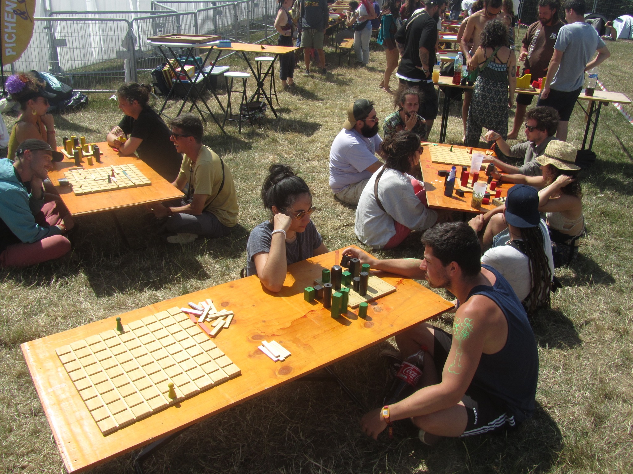 Jeux abstraits et de réflexion, construire, assembler, enfants en bas âge, jeunes.