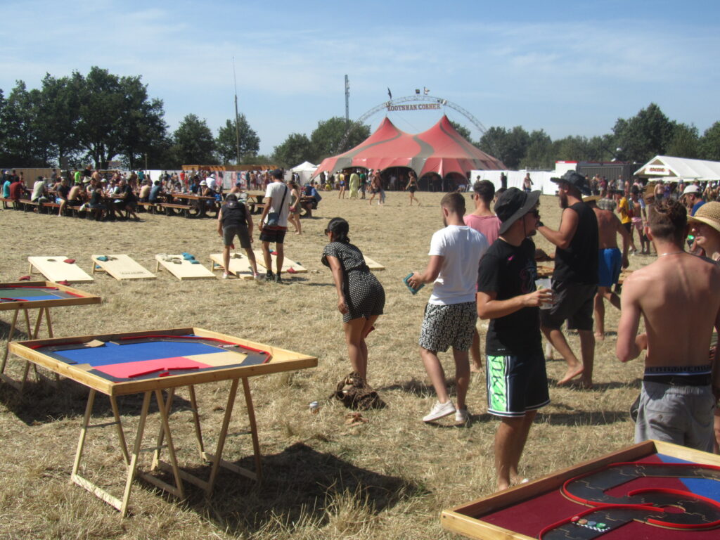 Photo du DUB CAMP et Pichenette et compagnie avec ses jeux en bois pour les festivaliers !