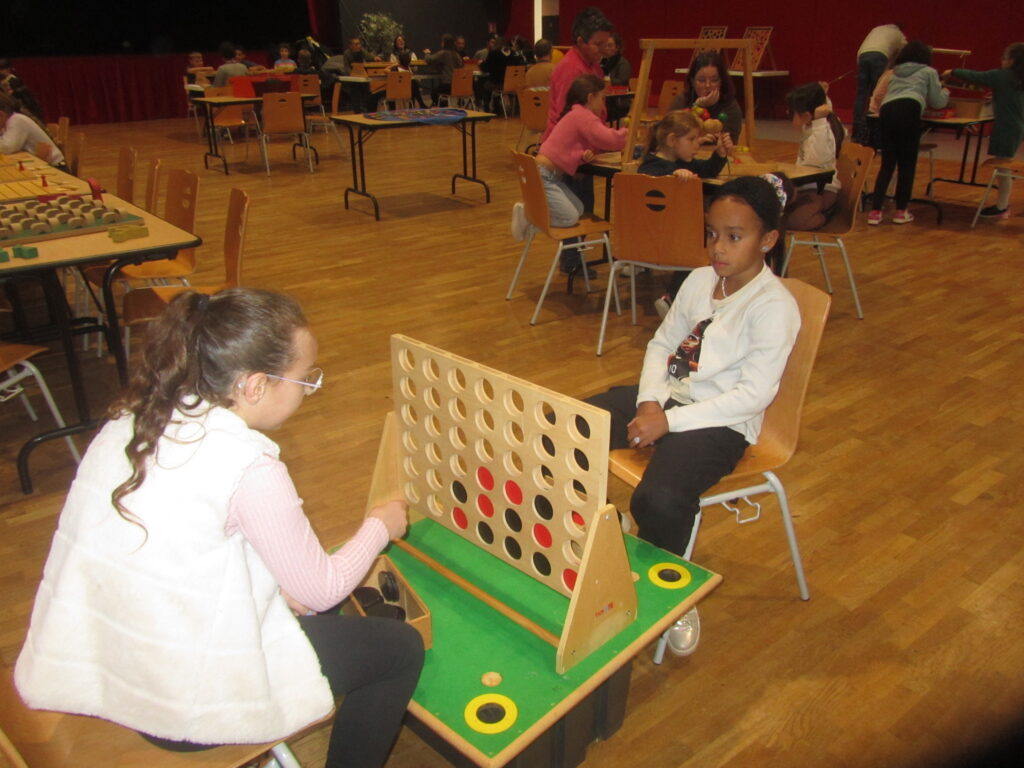 Puissance 4 XXL, jeux en bois de réflexion, Pichenette et compagnie