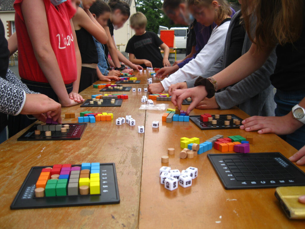 Genious square, jeux en bois animation dirigée, Pichenette et compagnie