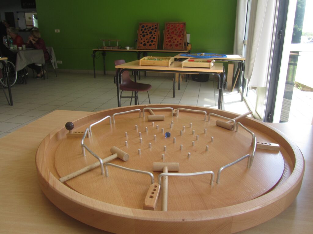 Jeu du marteau, jeux en bois en autonomie, Pichenette et compagnie