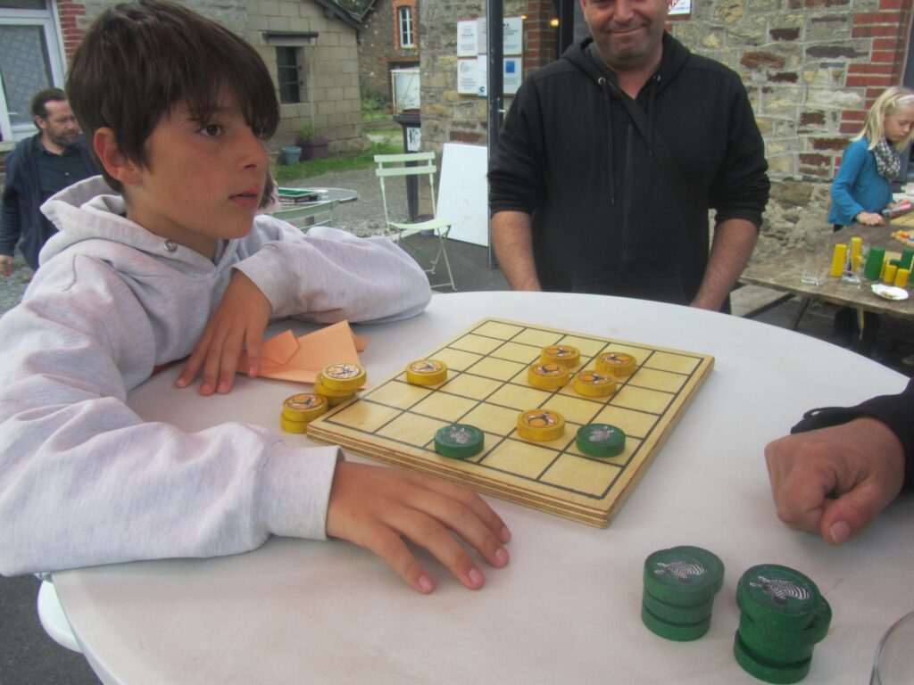 Yoté, jeux en bois de réflexion, Pichenette et compagnie